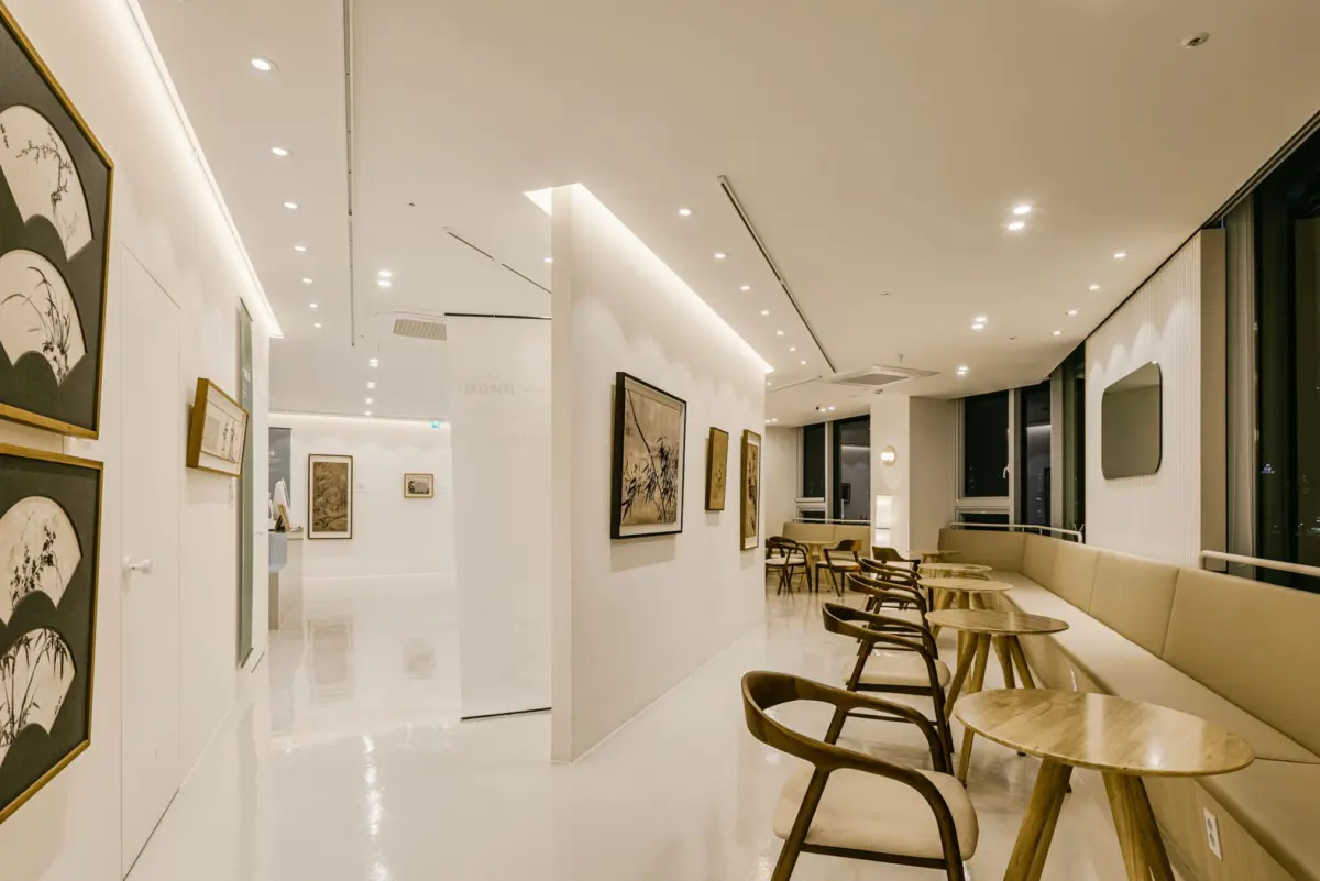 전시와 휴식이 공존하는 갤러리 라운지 인테리어